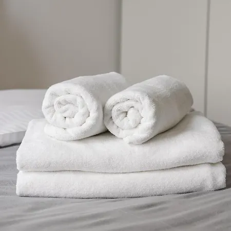 Praga-poludnie Divine By Bookinghost Varşova